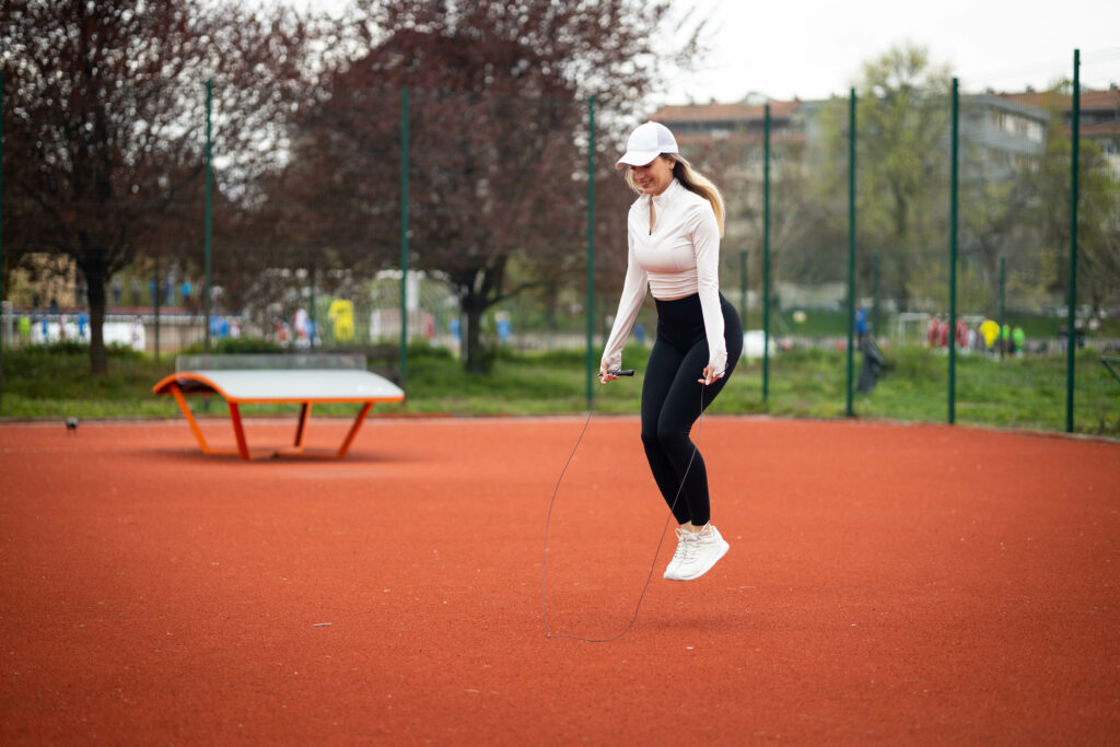 mulher pulando corda em quadra