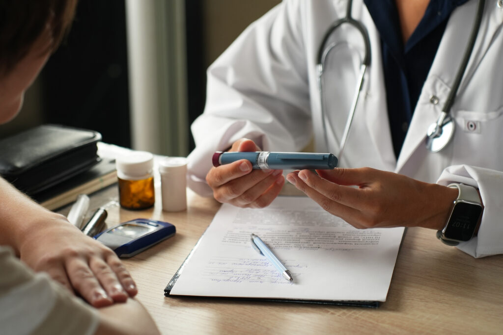 médica durante consulta com paciente falando sobre canetas emagrecedoras