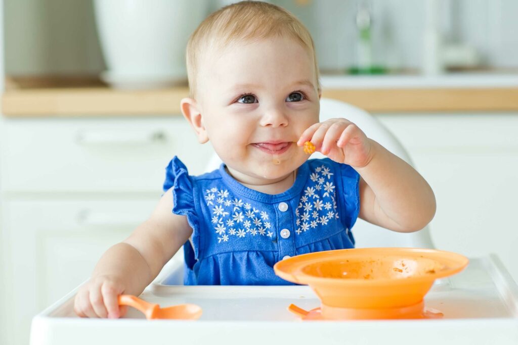 bebê menina sorrindo introdução alimentar