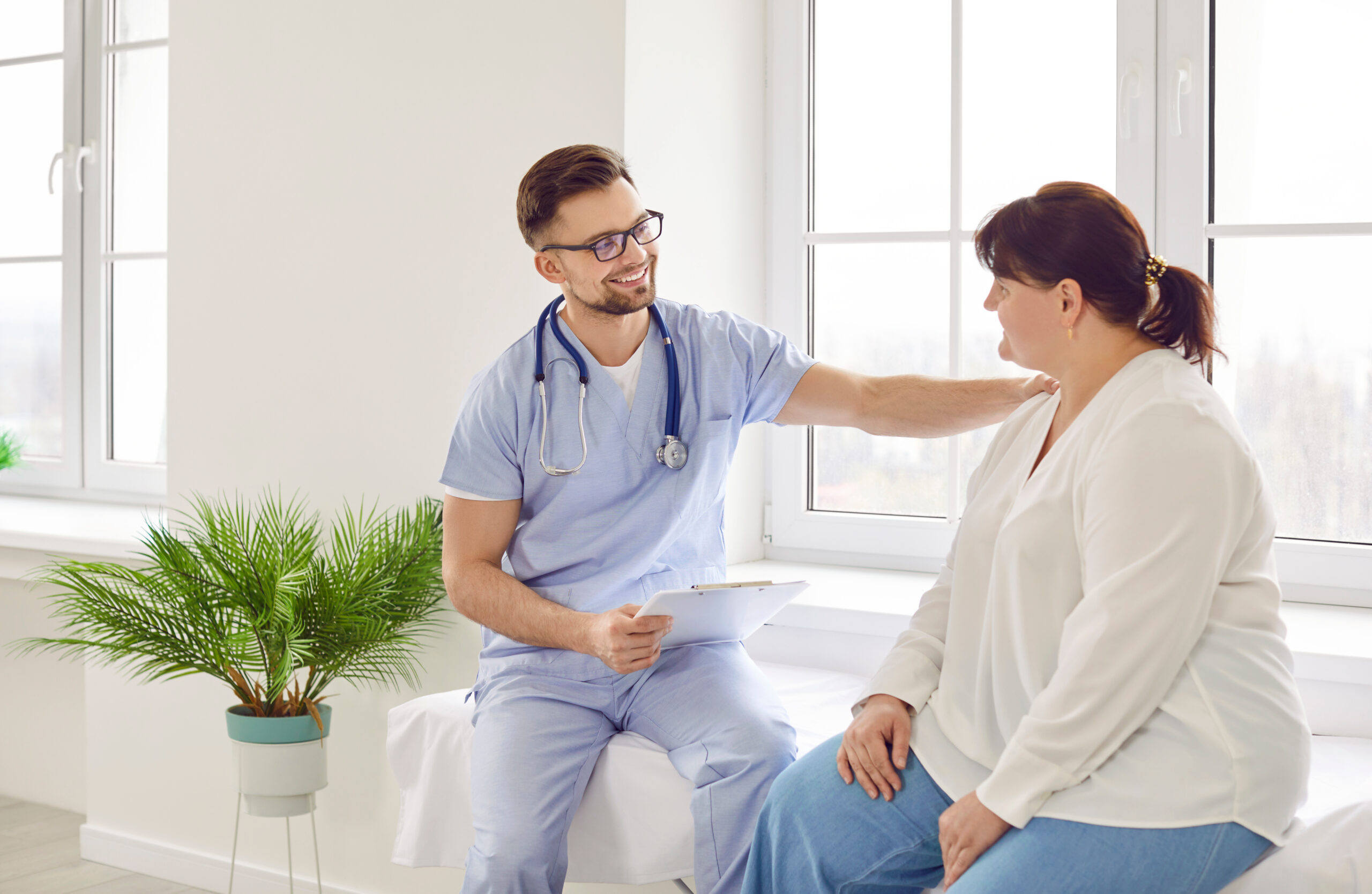 médico atendendo uma mulher obesa