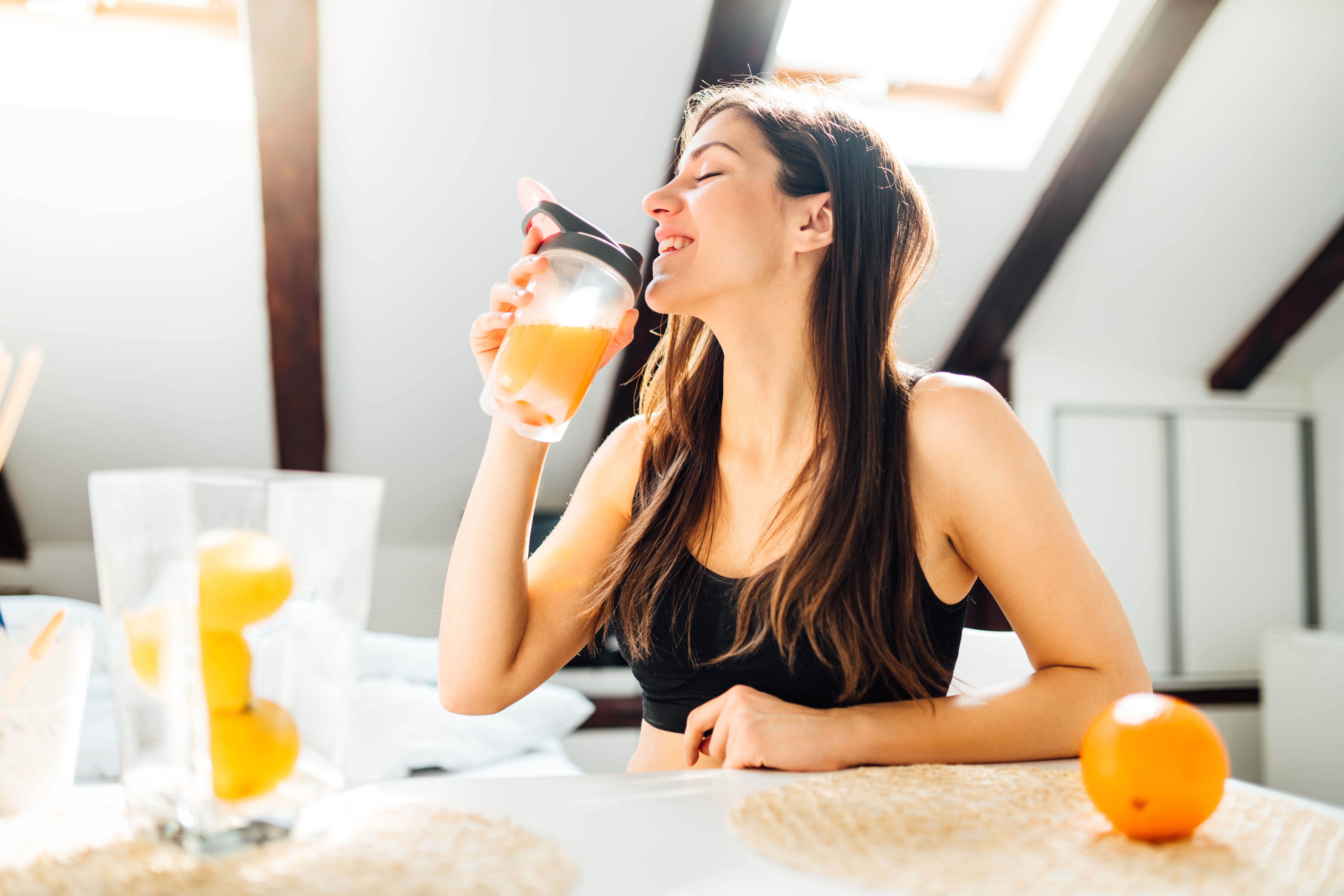 mulher tomando suco de laranja
