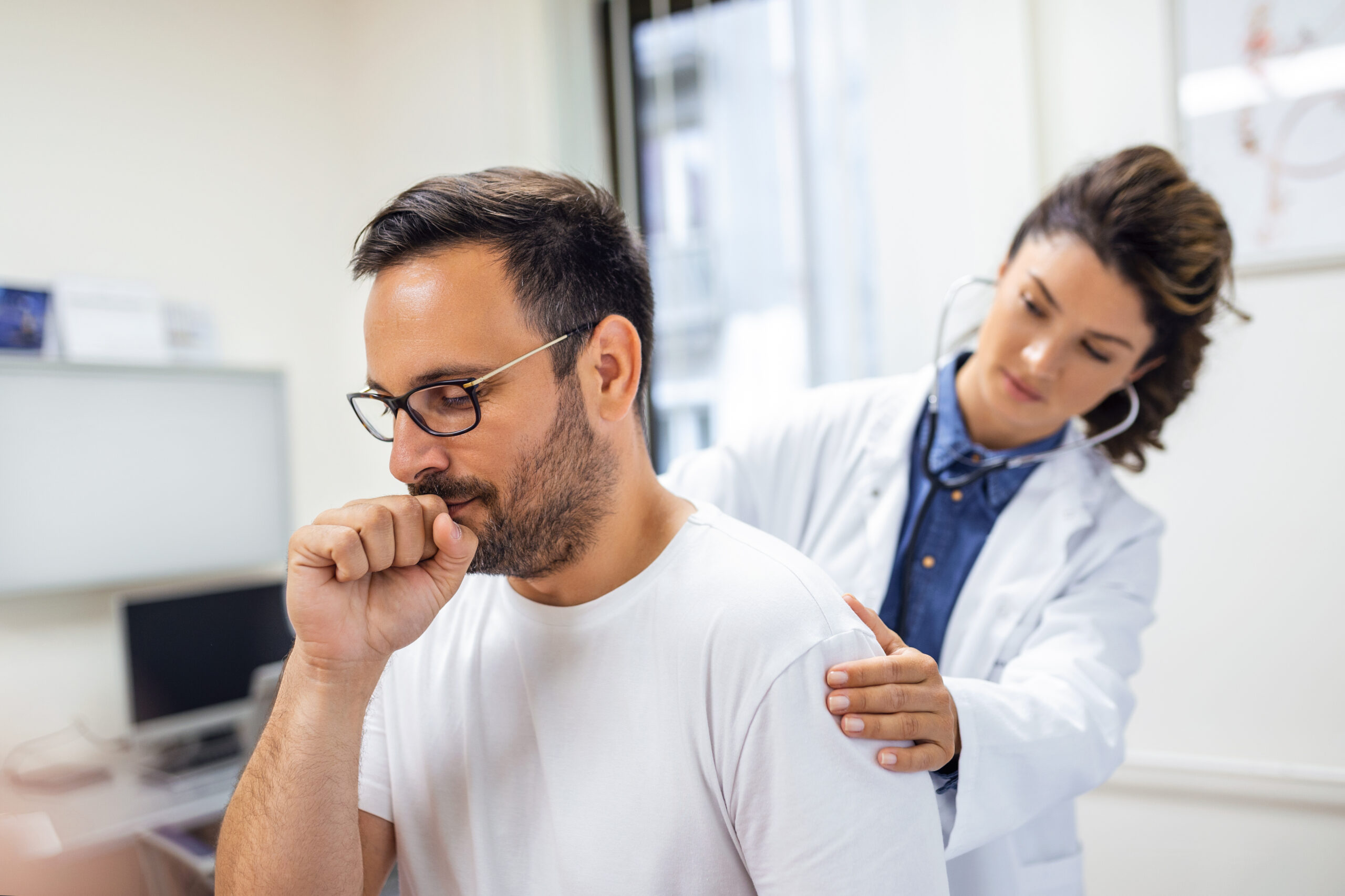 homem sendo examinado por uma médica pneumologista