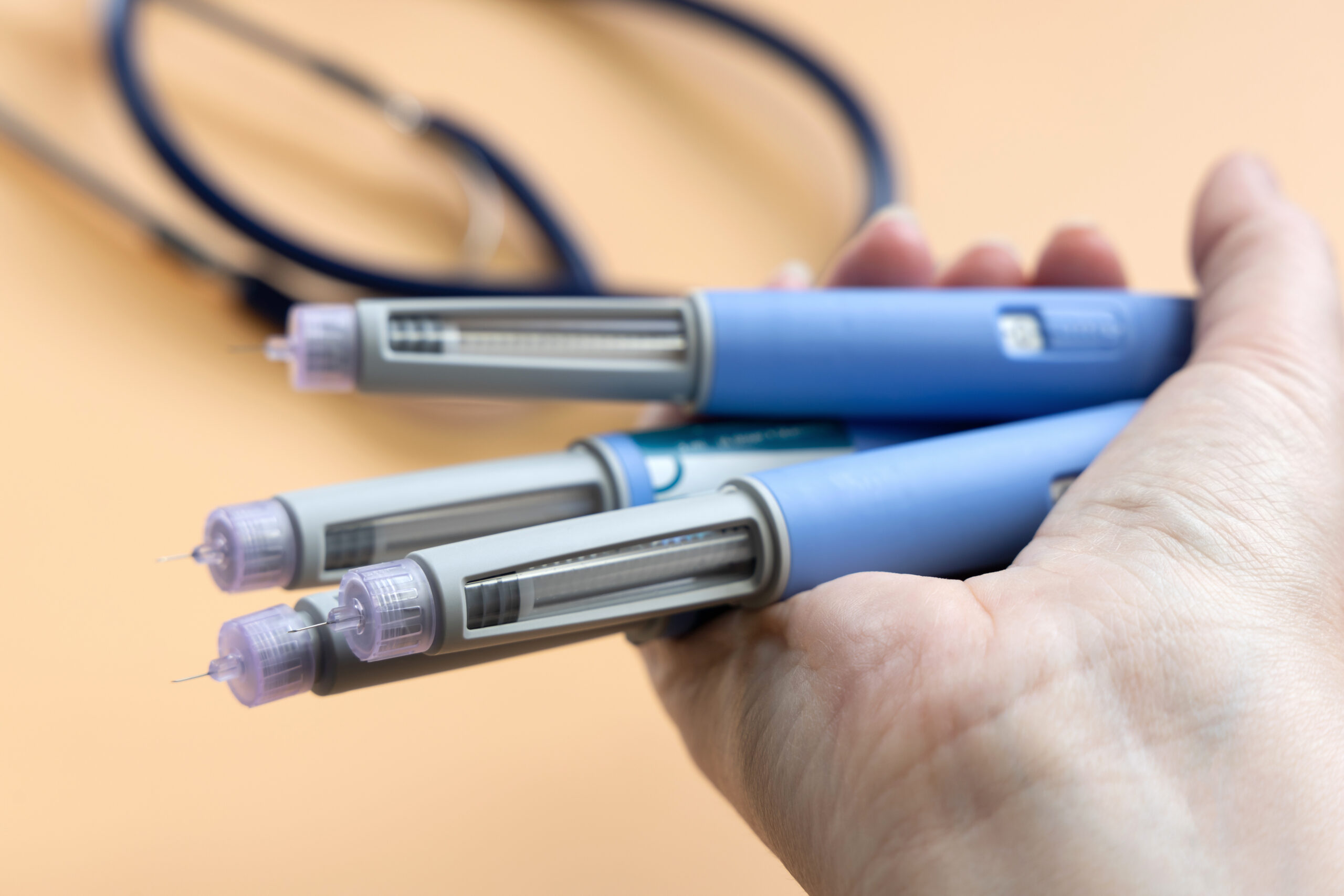 pessoa segurando três canetas emagrecedoras