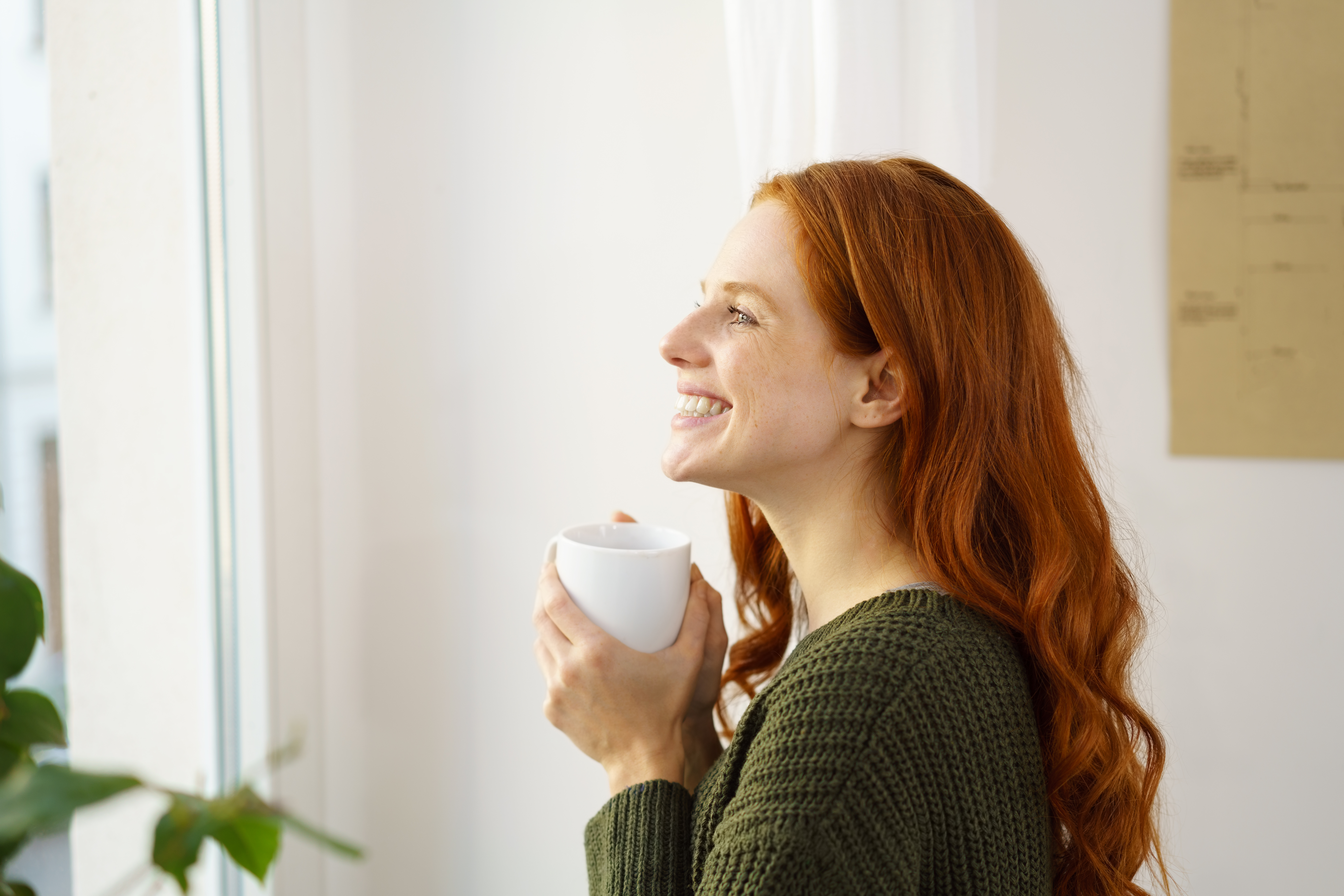 mulher sorrindo tomando chá
