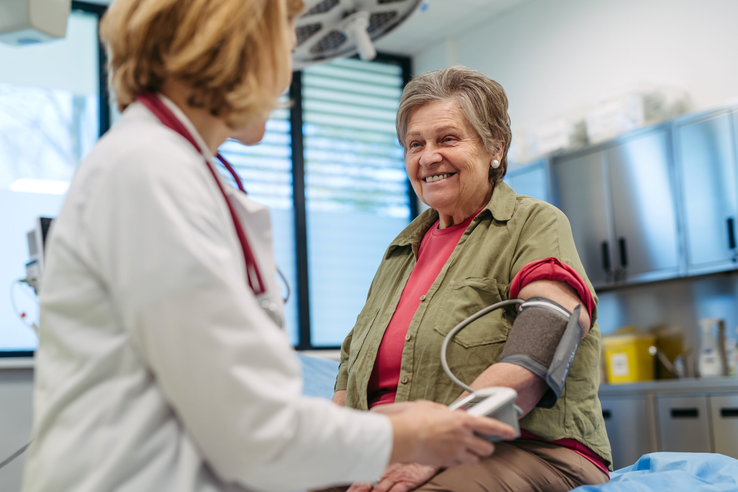 idosa sendo atendida para tratar doenças cardiovasculares