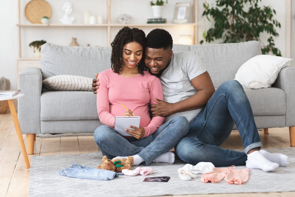 casal preparando uma lista de presentes para chá de bebê