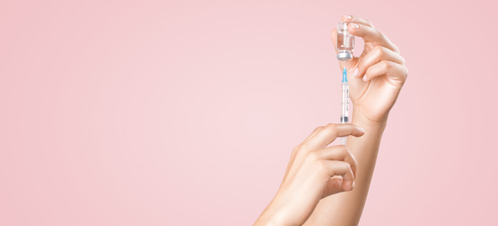mulher manuseando seringa de vacina
