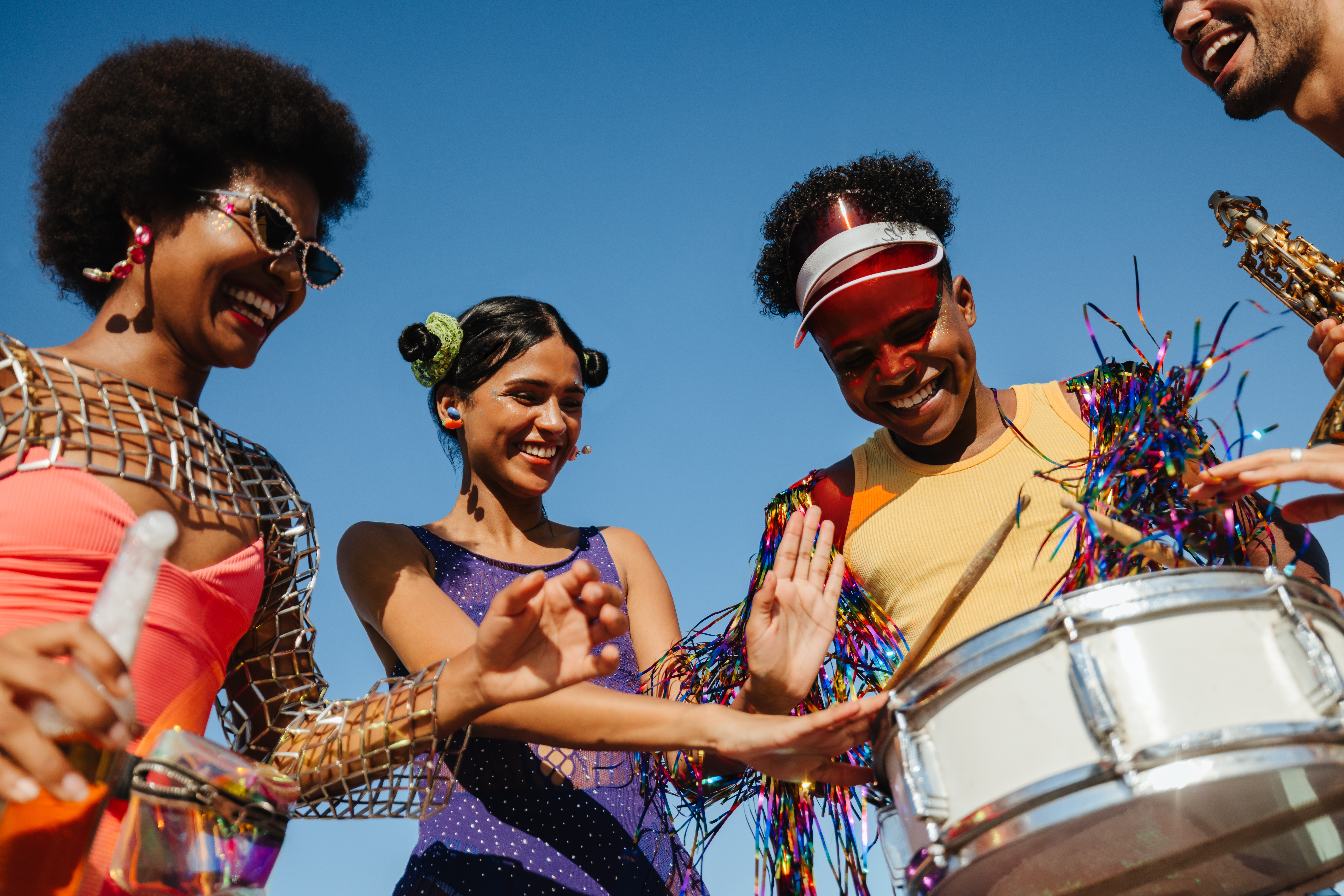 foto de pessoas felizes no carnaval tocando tambor