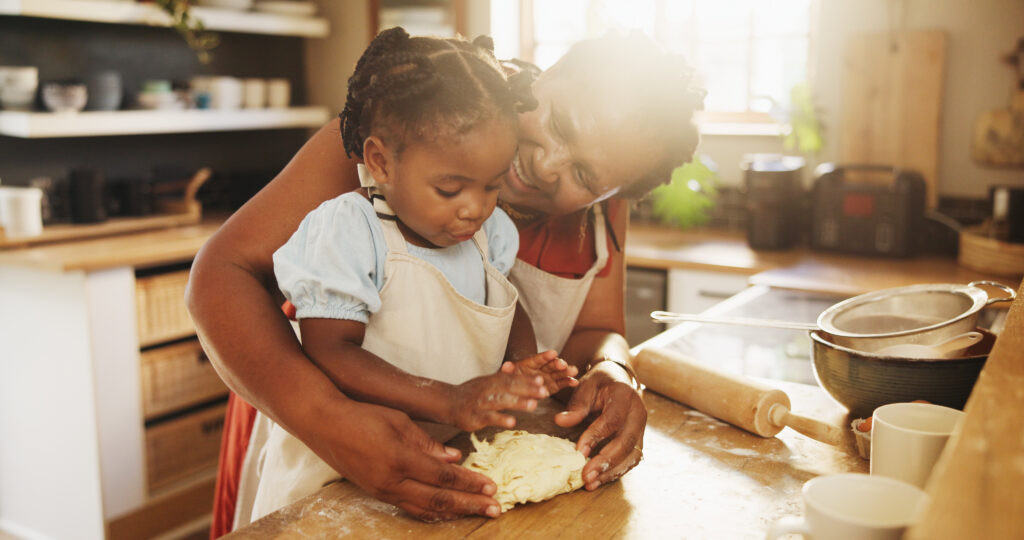 avó e neta cozinhando juntas