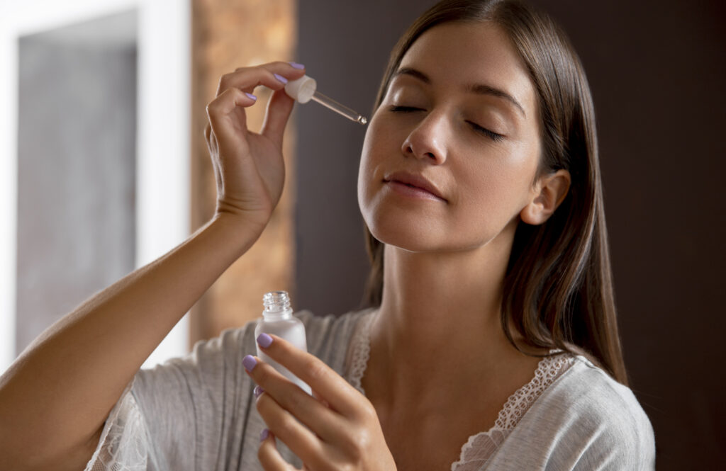 Aplicação do Sérum Epigenetic Eucerin demonstrando textura leve