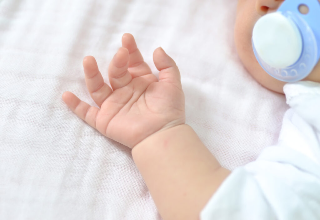 Mão delicada de bebê representando a sensibilidade da pele infantil