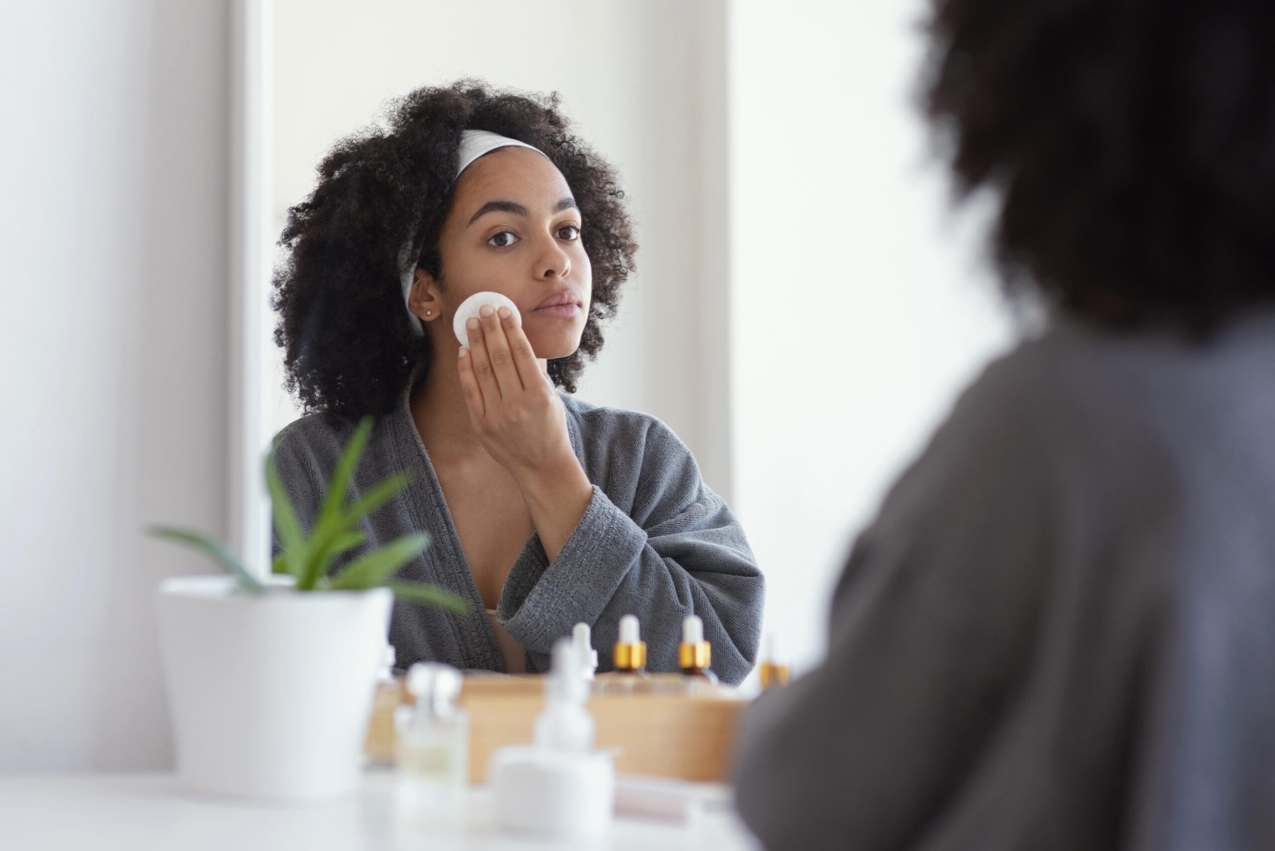 Mulher brasileira cuidando da pele com o Sérum Epigenetic Eucerin