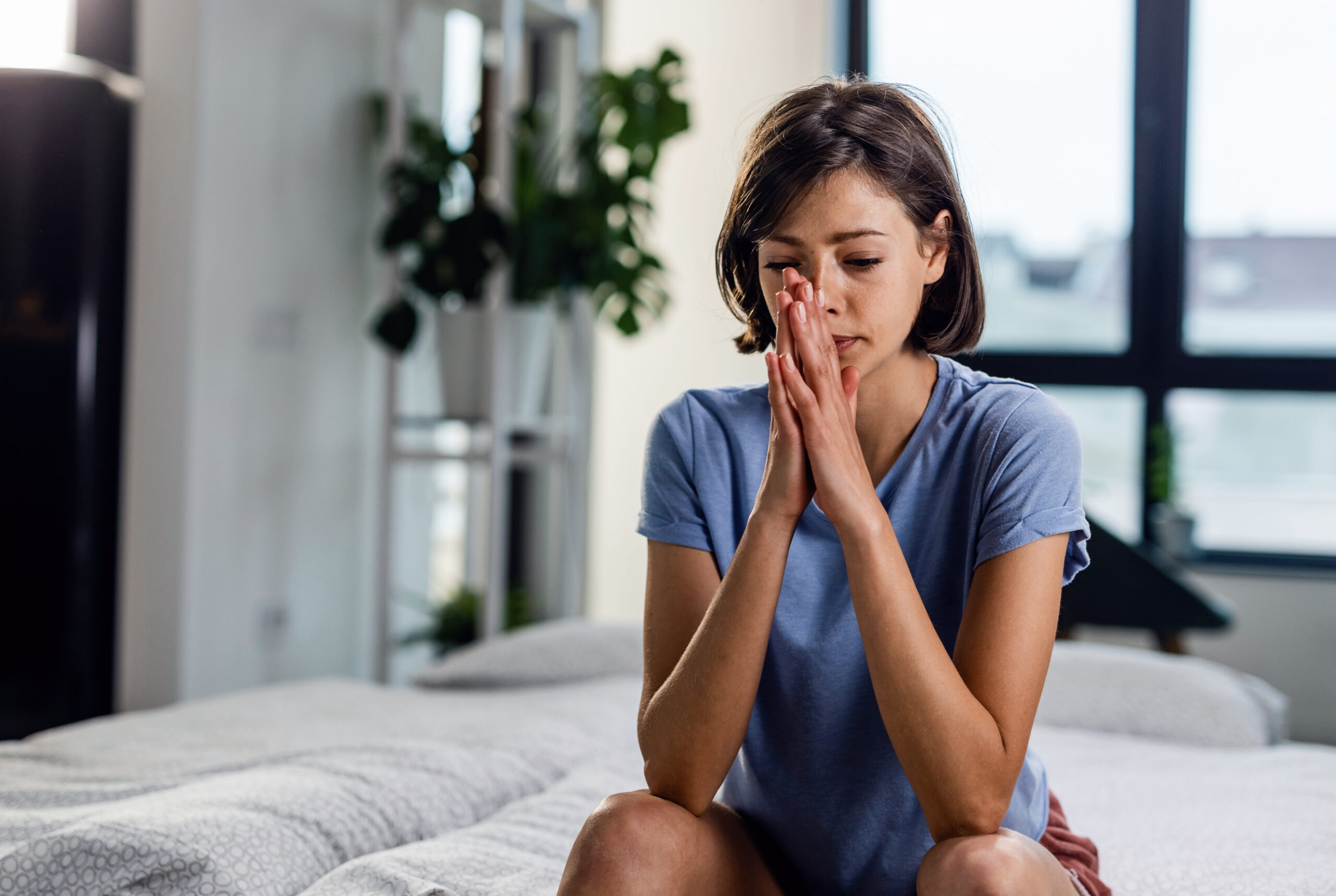 mulher inquieta, sintoma da depressão ansiosa