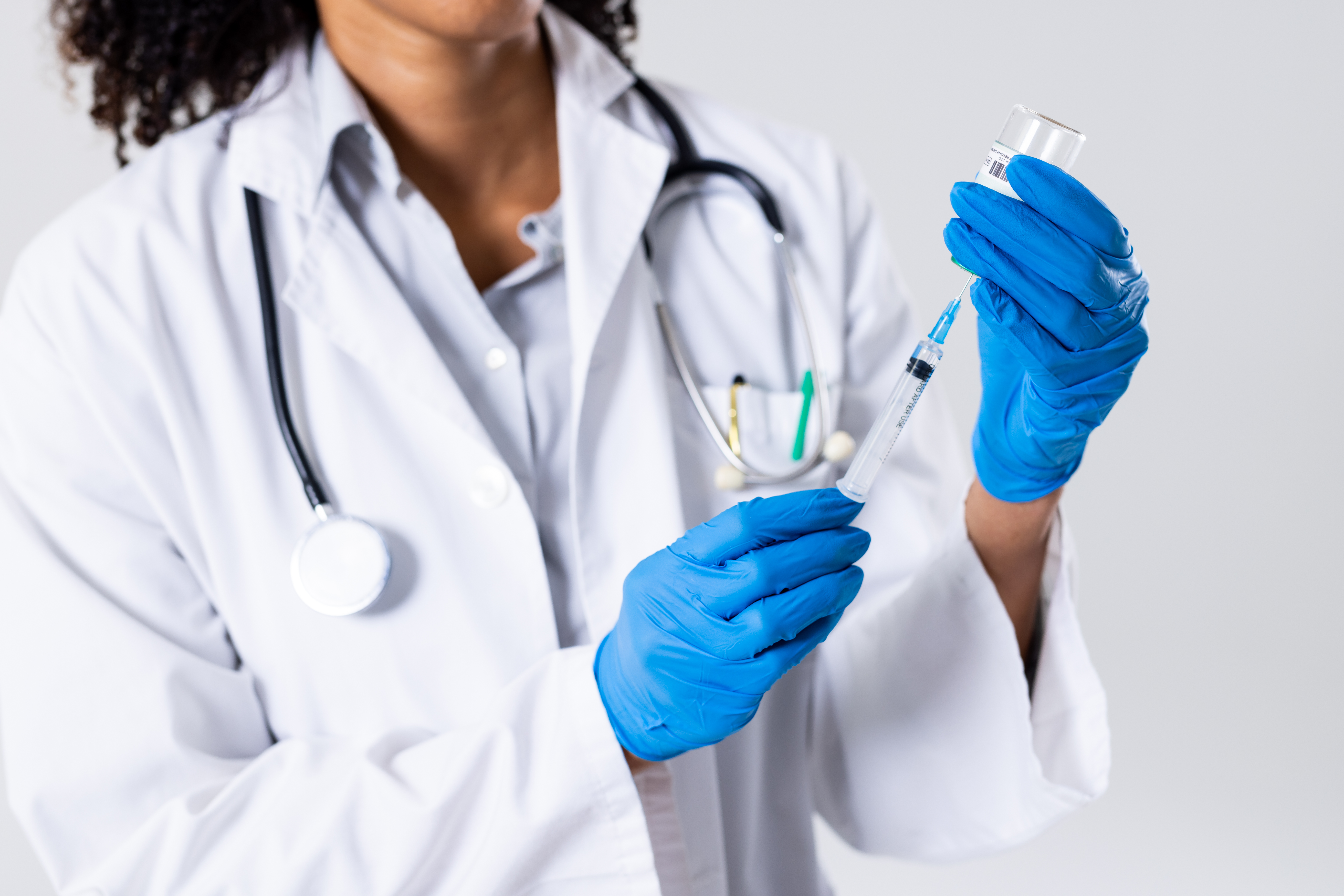 Enfermeira preparando agulha para reposição hormonal