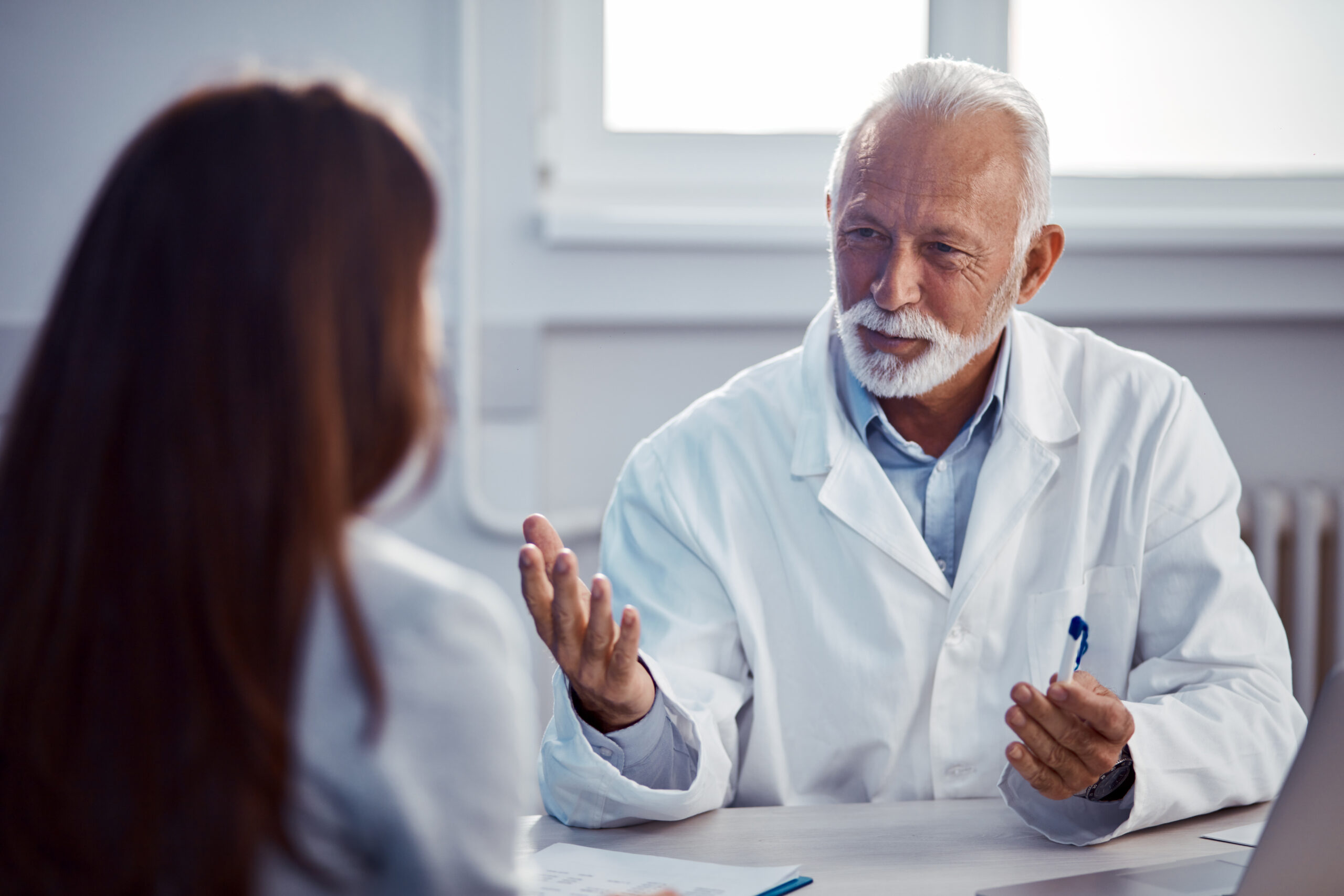 médico explicando como o ozivy funciona