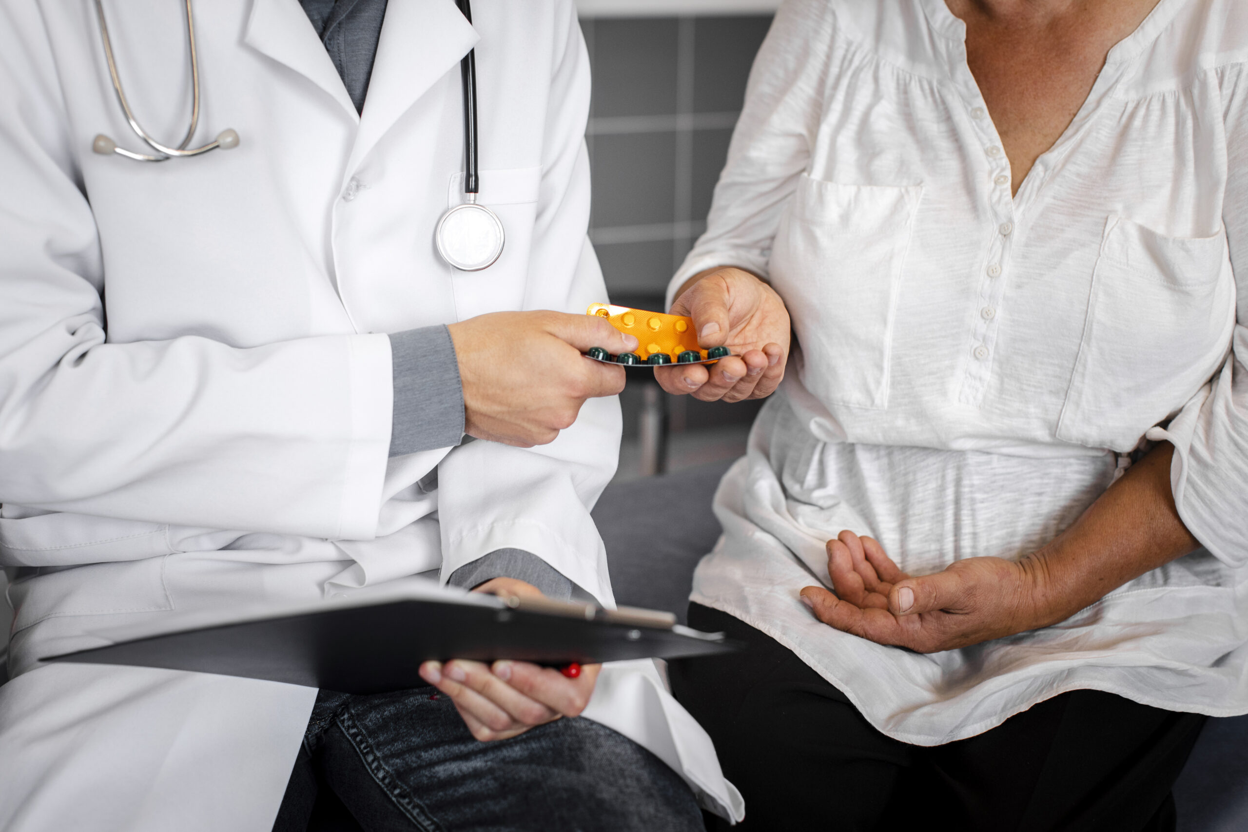 médico indicando remédio para colesterol