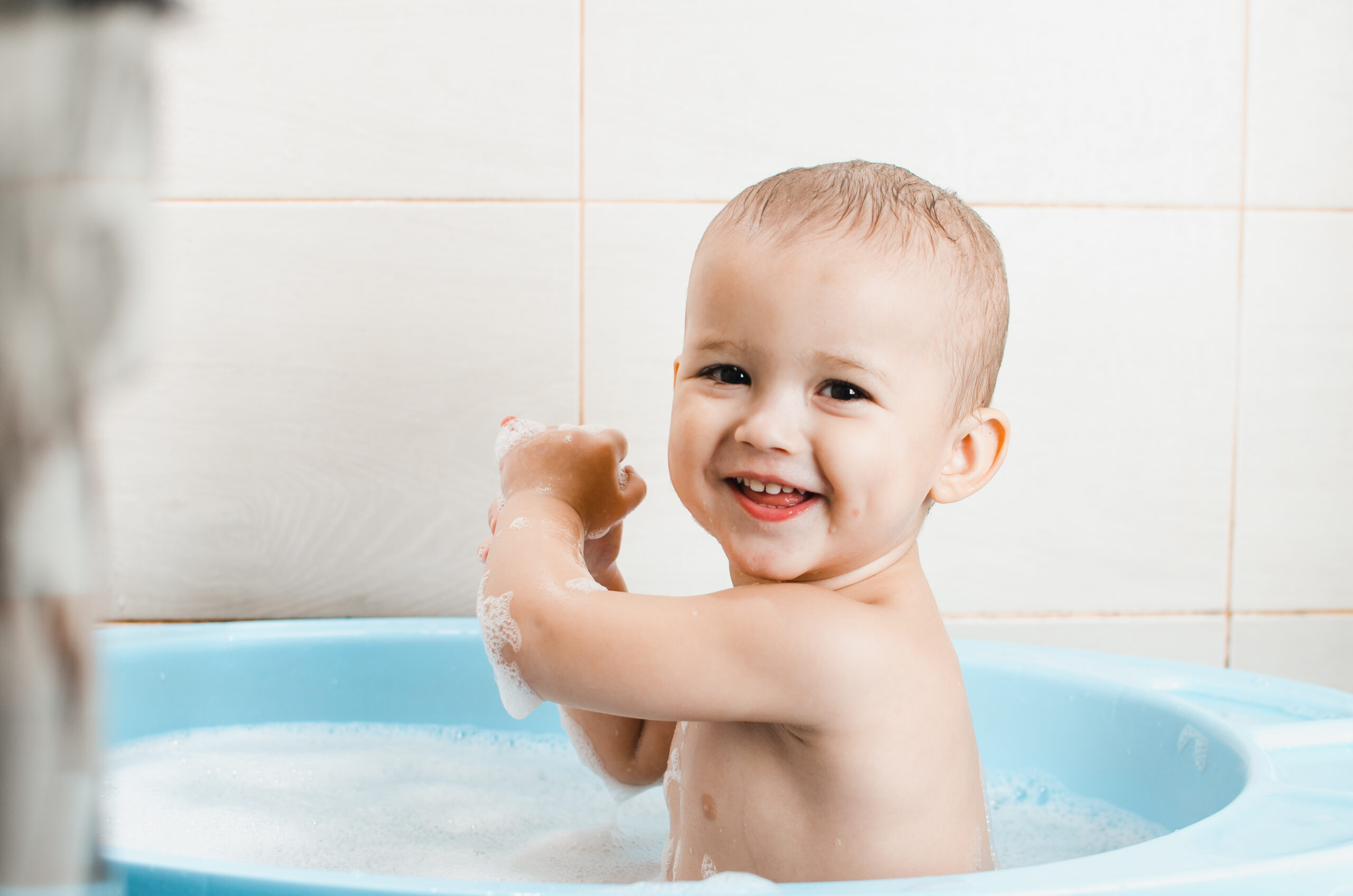 bebê tomando banho com a linha granado bebê