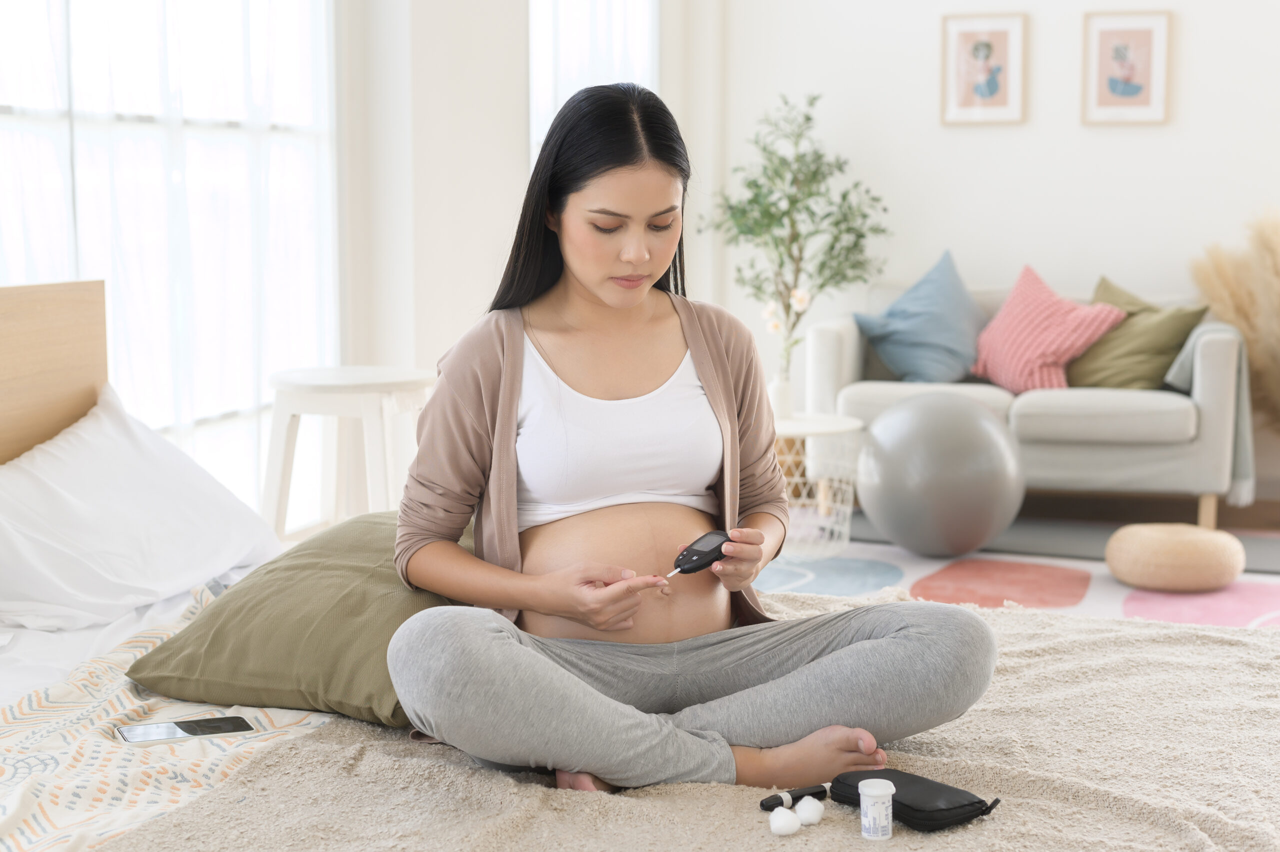 mulher grávida utilizando aparelho para pedir glicose, representando a diabetes gestacional