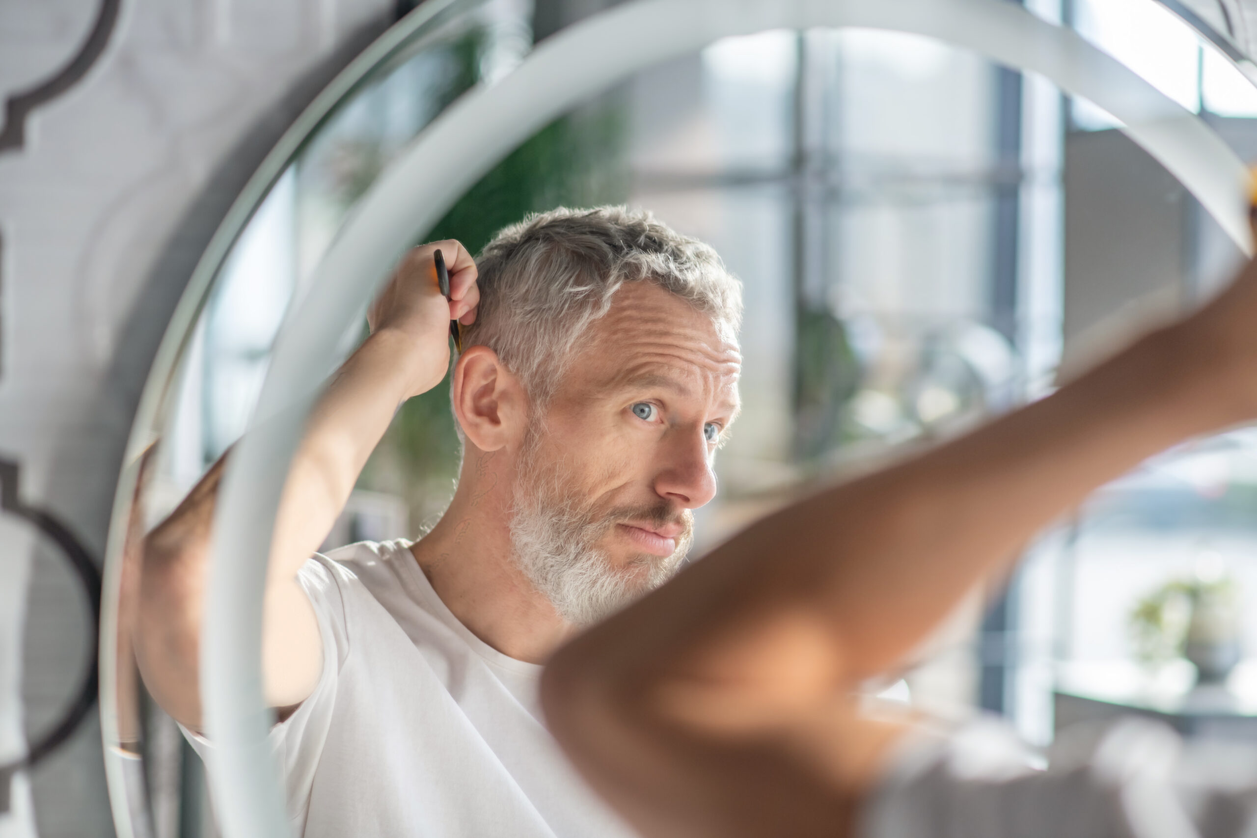 homem cuidando do cabelo utilizando shampoo para cabelos grisalhos
