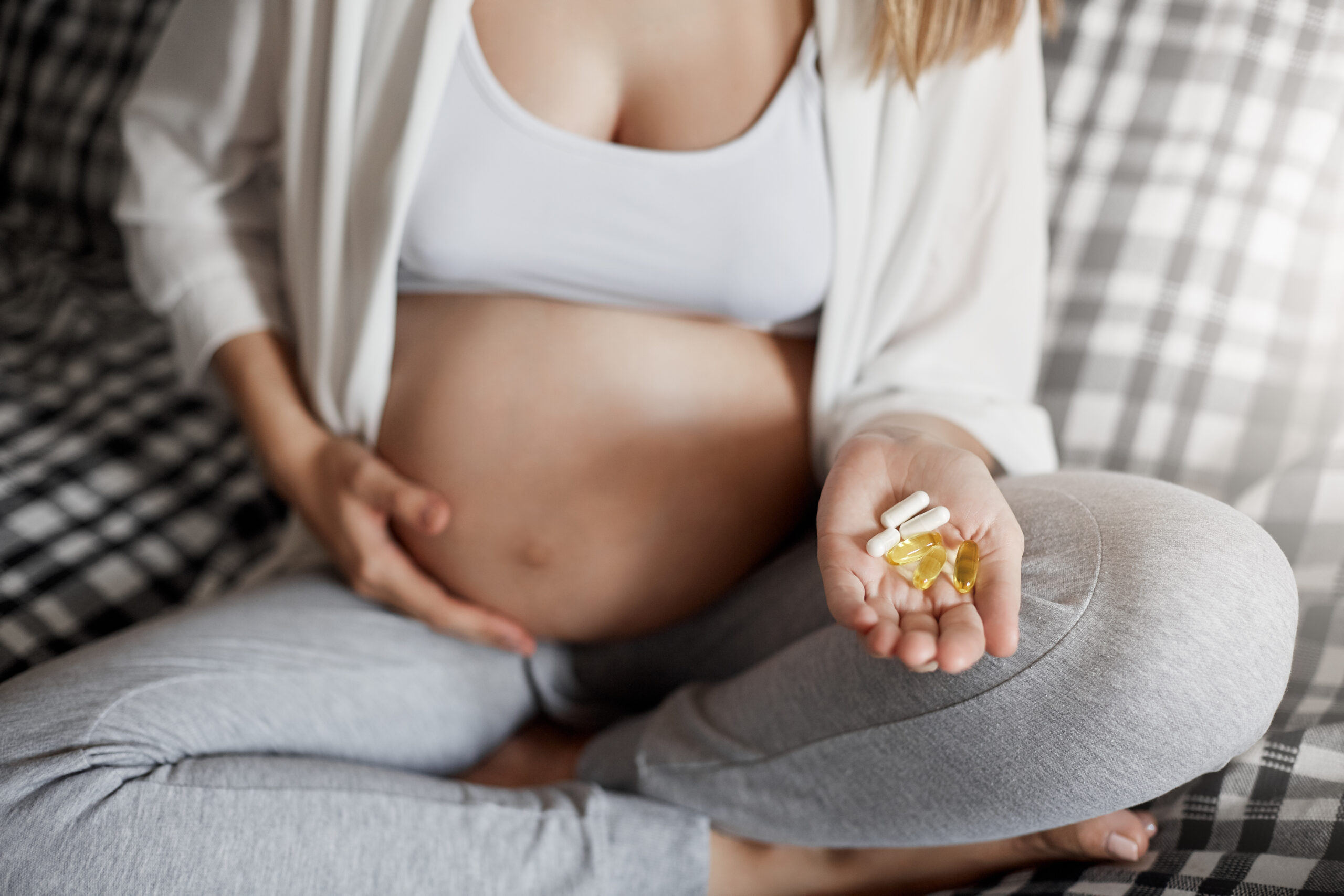 mulher grávida utilizando a linha nestlé materna, voltada para a suplementação durante a gestação