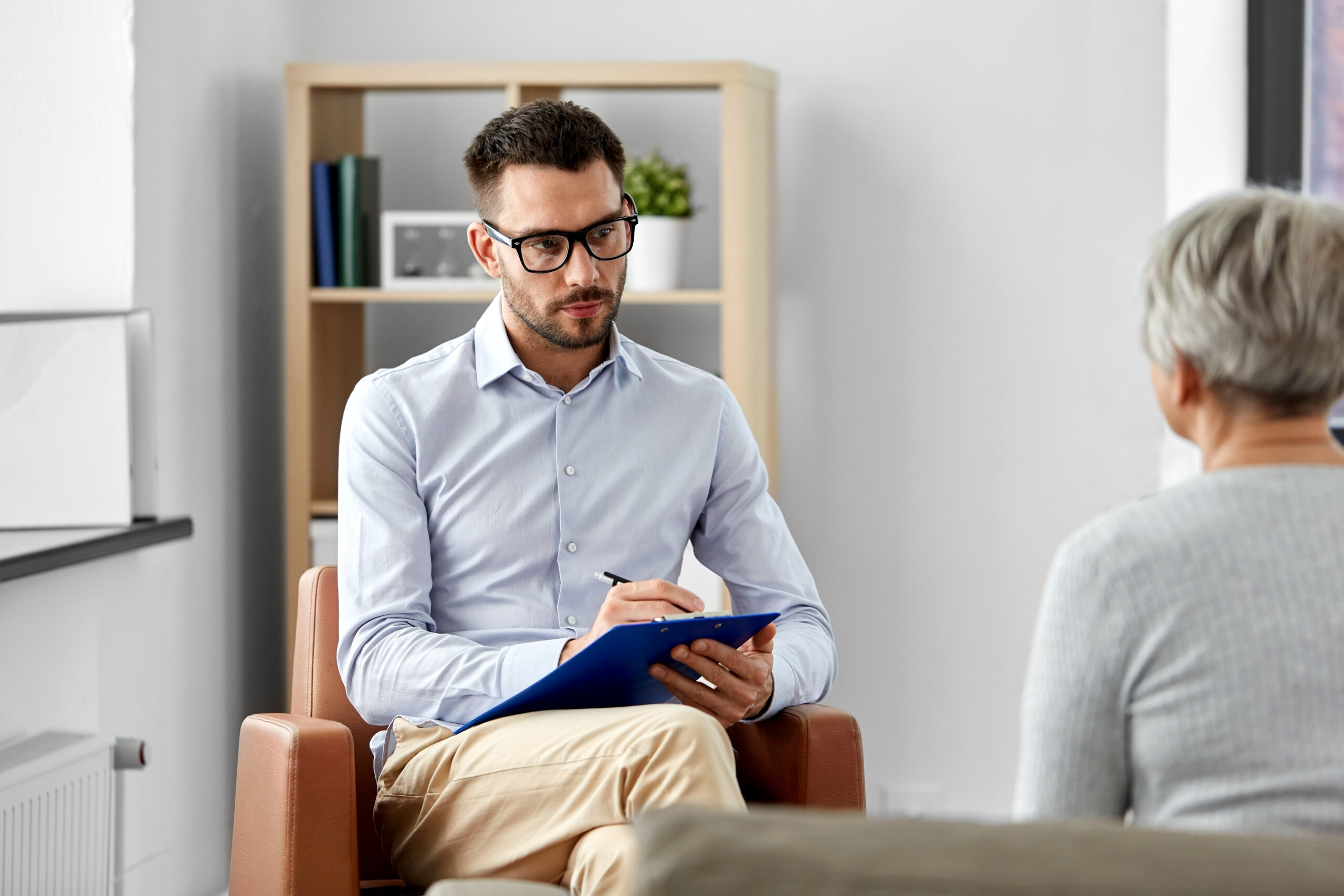 homem em consulta com um psicólogo para tratar o transtorno bipolar
