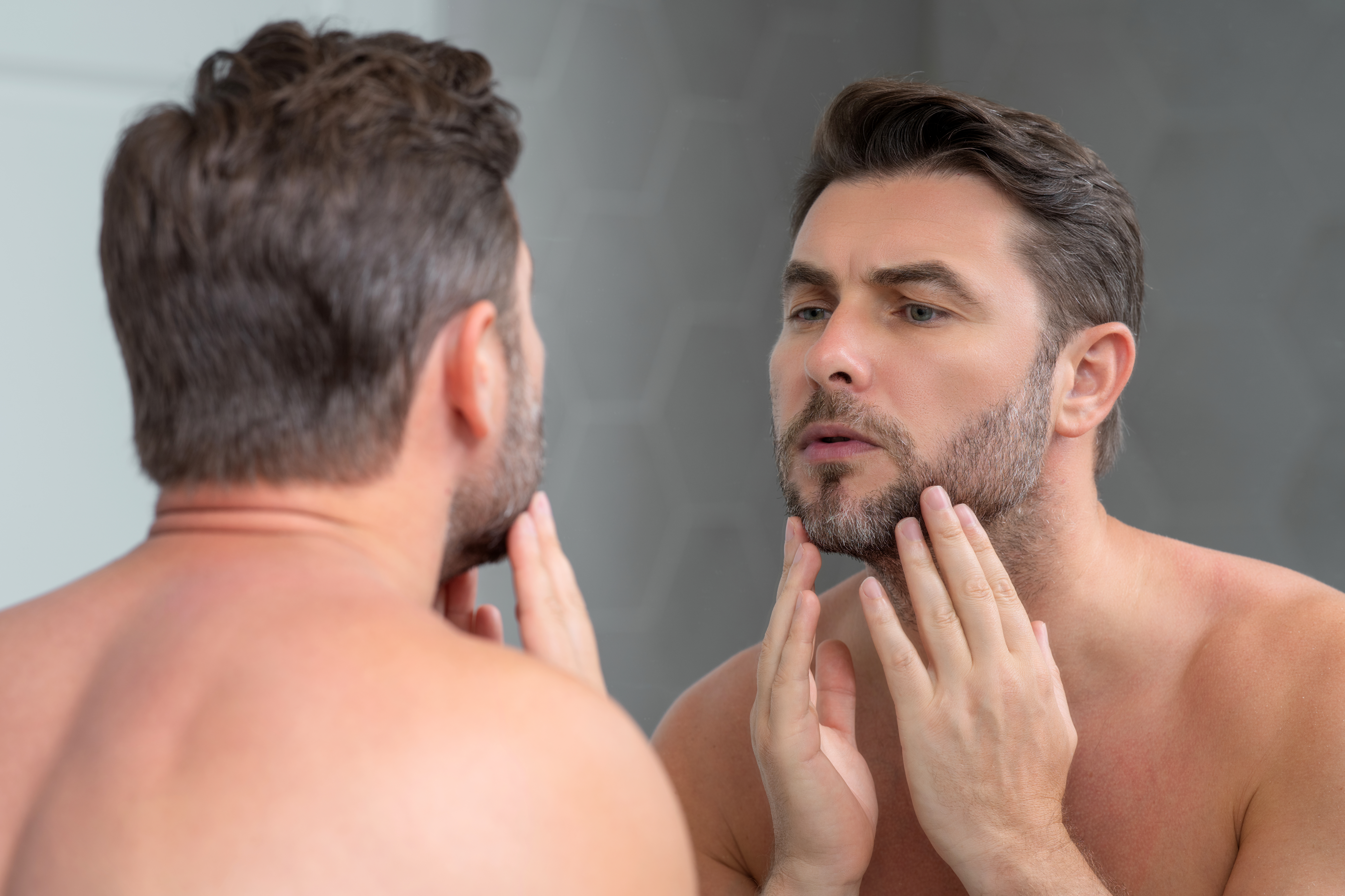 homem cuidando de foliculite na barba