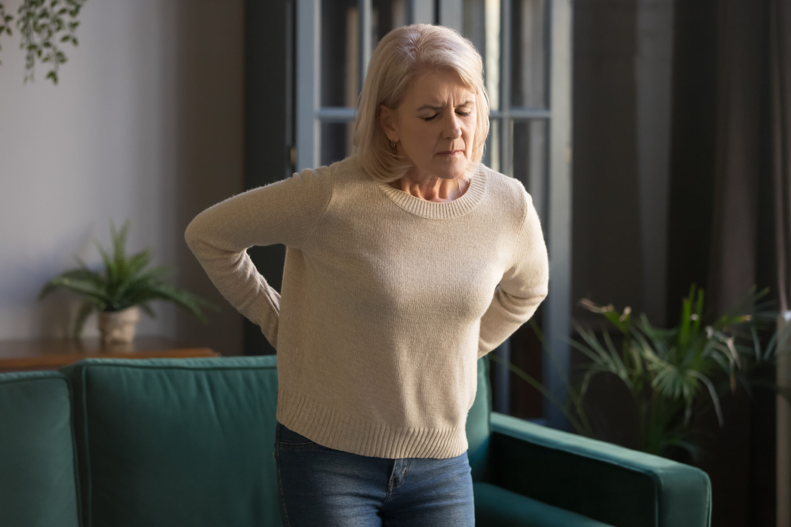 Mulher com osteoporose na pós-menopausa