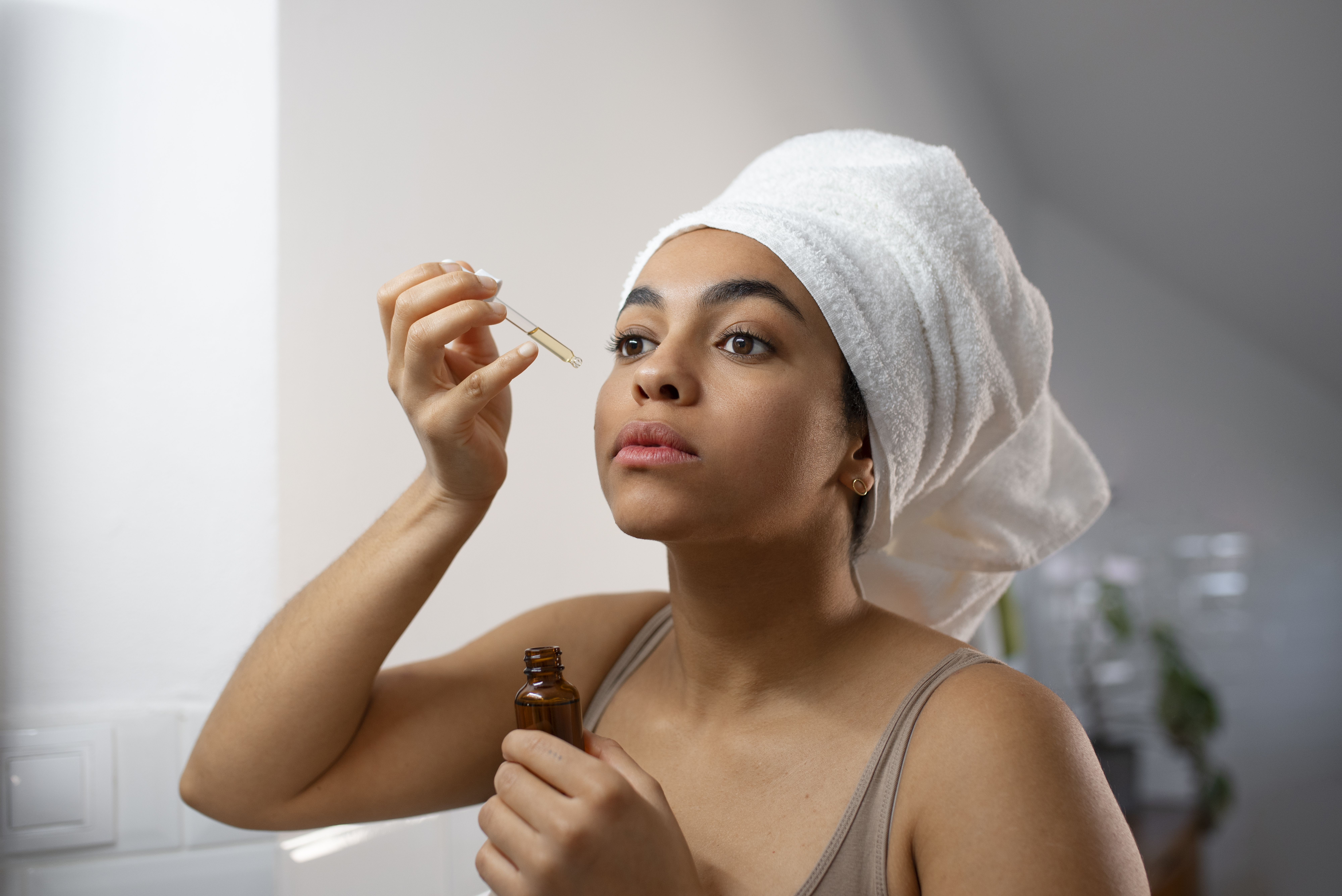 mulher utilizando sérum principia na rotina de skincare
