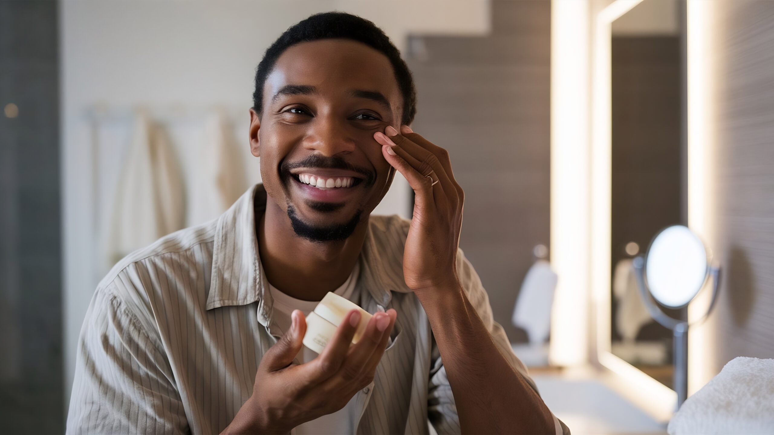 homem fazendo skincare masculino, cuidando da pele após fazer a barba