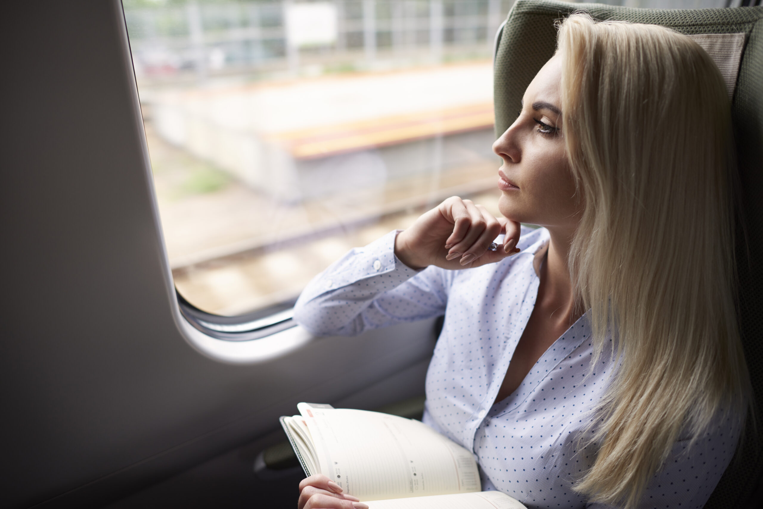 mulher em viagem seguindo dicas de como evitar enjoo em viagens