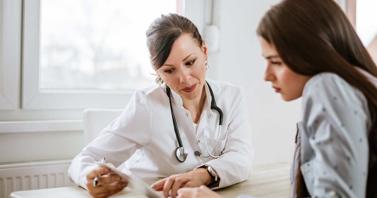 médica explicando para paciente os sinais da hipercalemia