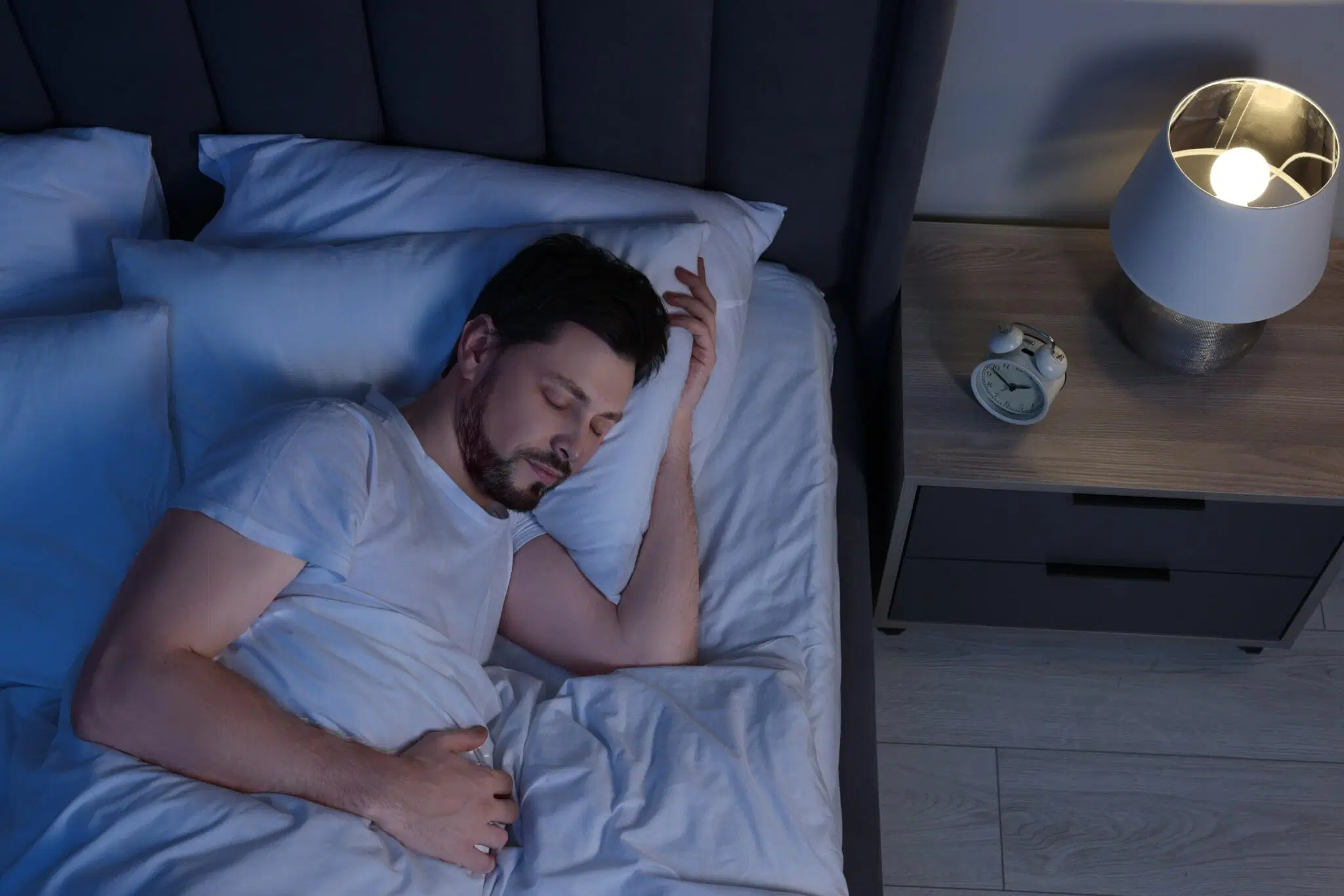 homem com noite de sono tranquila após o uso da roupa íntima descartável