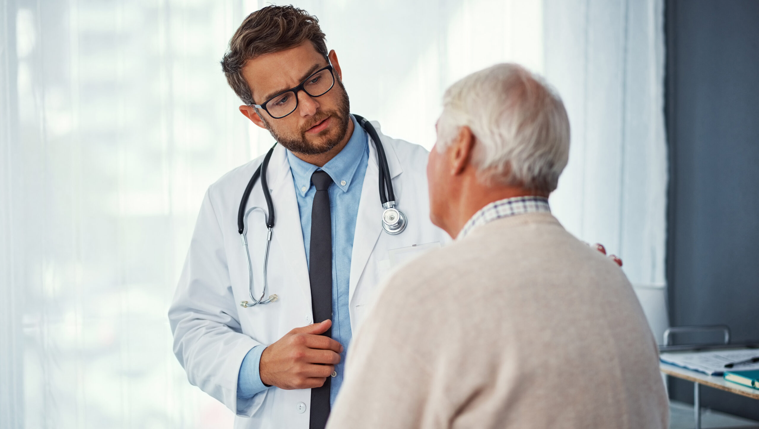 Médico atendendo paciente com potássio alto no sangue